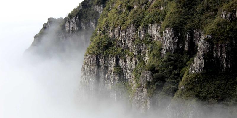 《大地6》剧情深度解析:从世界观到角色关系,看虚拟社区如何映射现实生活服务